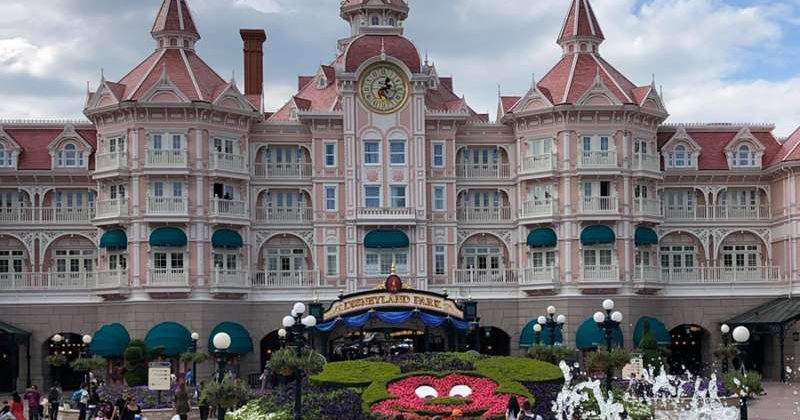 Главный отель Диснейленд в Париже внешний вид